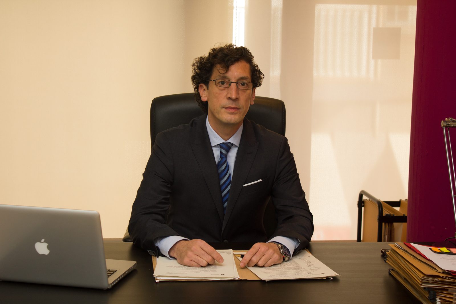 Juan Mercé LLonch, abogado de DesahuciosBilbao, en su despacho