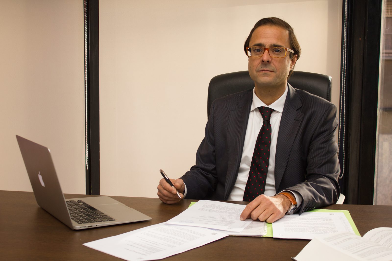 Juan Mercé LLonch, abogado de DesahuciosBilbao, trabajando en su despacho